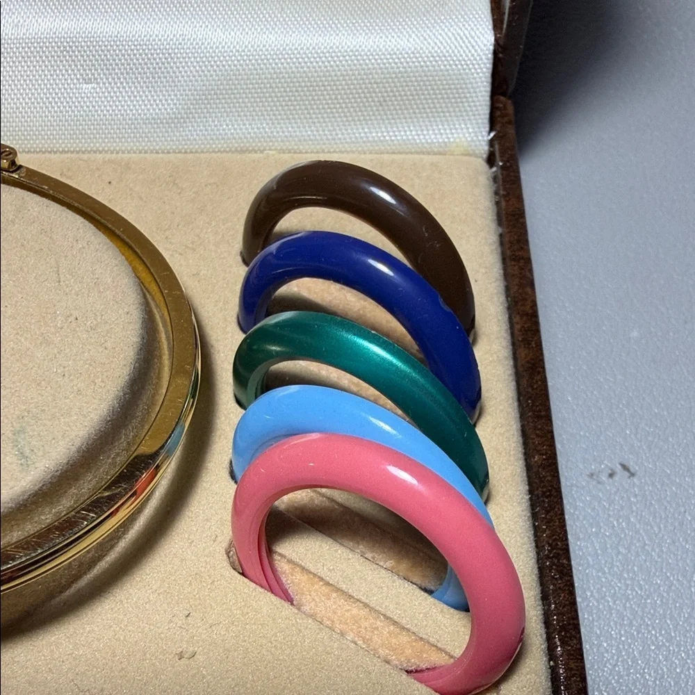 Vintage Gucci Gold Watch with Colorful Bezels - Picture 9 of 15